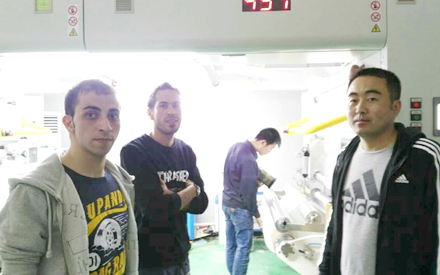 滄州華良包裝公司老總與國(guó)際友人車(chē)間實(shí)地合影