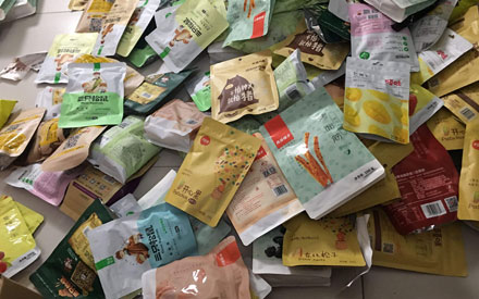 三只松鼠、良品鋪?zhàn)硬捎玫氖悄姆N食品包裝袋？
